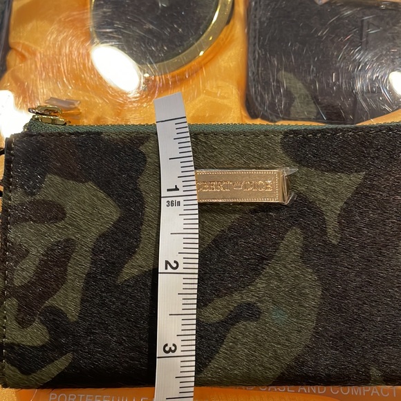 Robert Dice wristlet, card case and mirror set - Picture 8 of 16